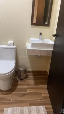Un baño de Guitarra Inn