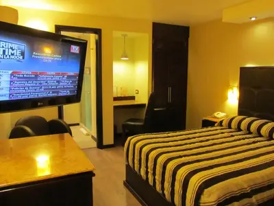 Una televisión o centro de entretenimiento en Hotel Colonial
