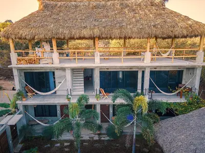 Edificio en el que se encuentra el hostal o pensión
