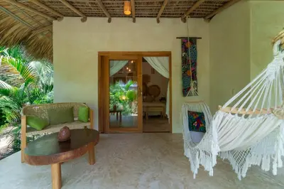 Jardín al aire libre en Casa Mariposa Beach Hotel