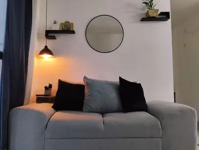 Zona de estar de Departamento Cerca del Aeropuerto/ Buena Ubicación