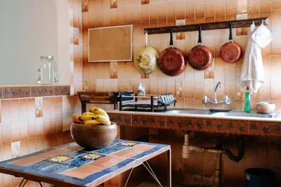 Una cocina o zona de cocina en Sunshine House - Made by artists