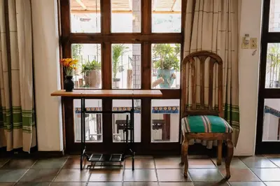 Zona de estar de Sunshine House - Made by artists