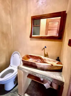 Un baño de Casa Maloya alberca y vista al mar