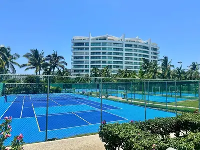 Instalaciones para jugar a tenis o squash en Casa del Sol Lujoso Departamento en Acapulco o alrededores