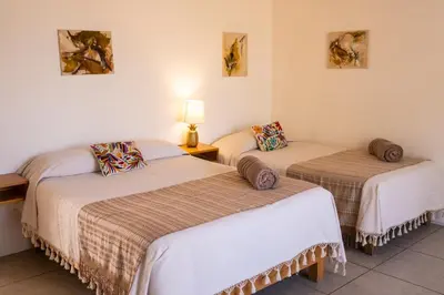 Cama o camas de una habitación en Spacious artsy home with fast WiFi