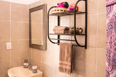 Un baño de Spacious artsy home with fast WiFi