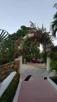 Jardín al aire libre en Departamento con vista al mar, albercas y juegos