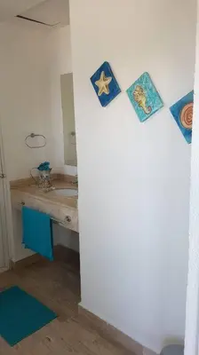 Un baño de Departamento con vista al mar, albercas y juegos
