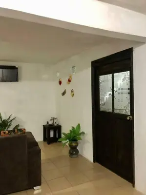 Una televisión o centro de entretenimiento en lindo departamento independiente