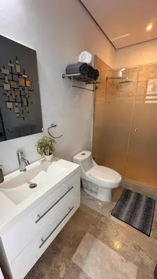 Un baño de Departamento frente a la bahía