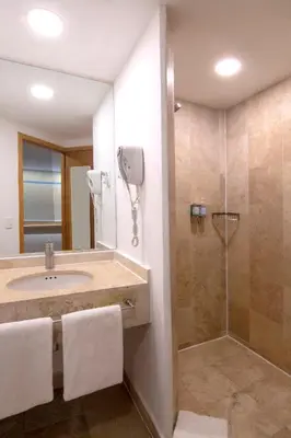Un baño de One Coatzacoalcos Forum