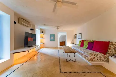 Una televisión o centro de entretenimiento en 3015 - Casa Be Cool