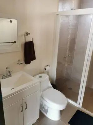 Un baño de Hermosa Casa Alberca Climatizada por Paneles Solares