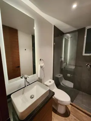 Un baño de Modernos departamentos tipo LOFT a dos calles del estadio