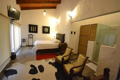 Una televisión o centro de entretenimiento en Rústika SPA Hotel Boutique