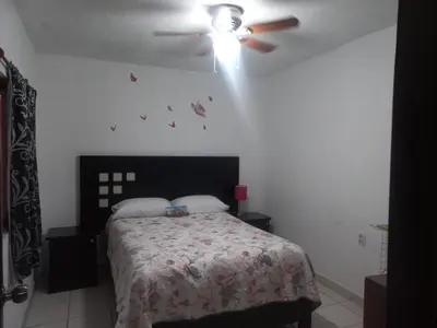 Cama o camas de una habitación en Cómodo & confortable apartamento. 5 minutos del aeropuerto