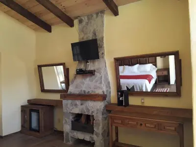 Una televisión o centro de entretenimiento en Cabañas La Cascada
