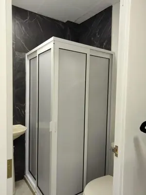 Un baño de Las heliconias 3 moderno loft