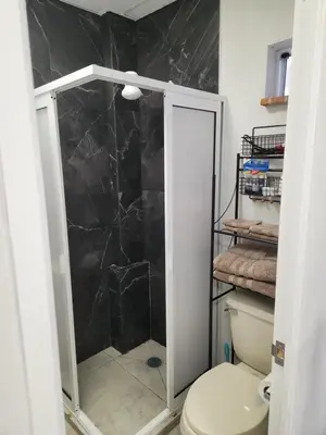 Un baño de Las heliconias 3 moderno loft