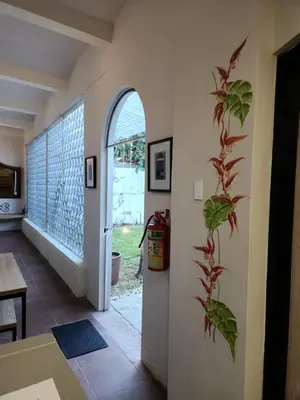 Una televisión o centro de entretenimiento en Hermosa Hacienda Las Heliconias