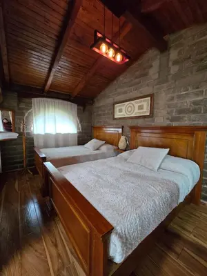 Cama o camas de una habitación en cabaña el rio 2