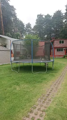 Instalaciones para jugar al ping pong en grupos chicos 2 o alrededores