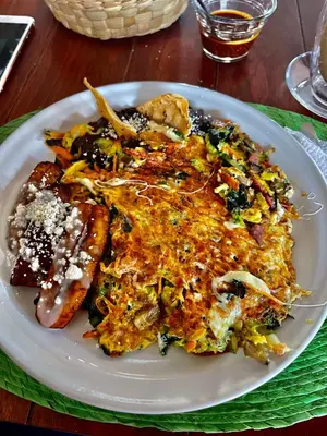 Comida en o cerca de este hotel