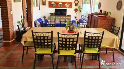Una televisión o centro de entretenimiento en Finca Taino. Hermosa casa con alberca