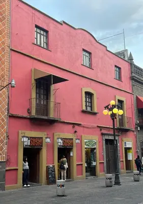 Edificio en el que se encuentra el hostal o pensión