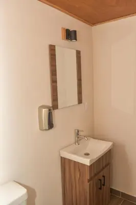 Un baño de Cabañas De la Vega