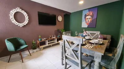 Una televisión o centro de entretenimiento en Departamento Completo Frente al Aeropuerto