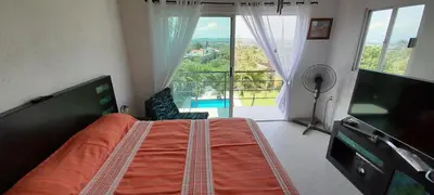 Una televisión o centro de entretenimiento en Casa con alberca privada y agradable jardín