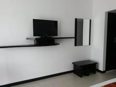 Una televisión o centro de entretenimiento en Hotel Osalle Inn