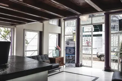 Una televisión o centro de entretenimiento en Hotel Michelle