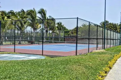 Instalaciones para jugar a tenis o squash en Exquisite Acapulco Retreat in La Isla Residence o alrededores