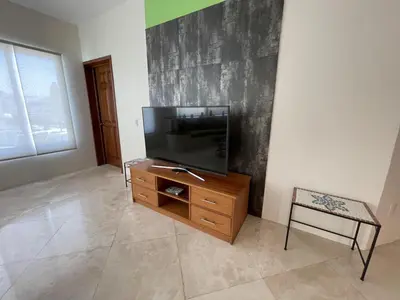 Una televisión o centro de entretenimiento en Real Marina Blue 102B - Santa Cruz