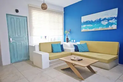 Zona de estar de 2BR -Water at Mikasa- Fast WIFI, King beds, AC, Near beach, Pool