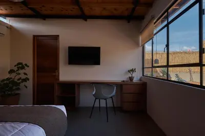 Una televisión o centro de entretenimiento en Las Privadas / Casa X By Nardazul