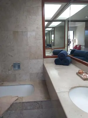 Un baño de Mayan Vidanta departamento 2 recámaras 2 baños SERVICIO DE PLAYA