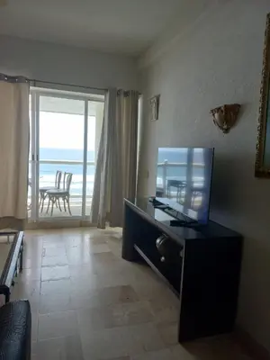 Una televisión o centro de entretenimiento en Mayan Vidanta departamento 2 recámaras 2 baños SERVICIO DE PLAYA