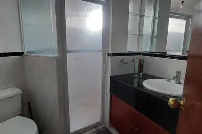Un baño de Plaza o Centro de Negocios WTC