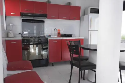 Una cocina o zona de cocina en Casa con Alberca adentro cerca de Las Estacas