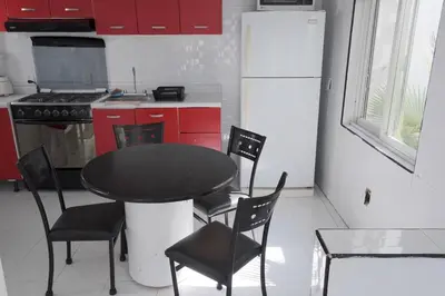 Una cocina o zona de cocina en Casa con Alberca adentro cerca de Las Estacas