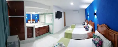 Una televisión o centro de entretenimiento en Hotel Capri Playa a una calle de la Playa Regatas