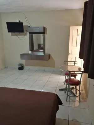 Una televisión o centro de entretenimiento en Hotel Delfines Del Mar