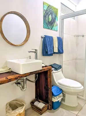 Un baño de Walkable Rinconada Studio King Bed, Pool, Fast WiFi - Trees