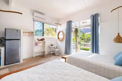 Cama o camas de una habitación en Palm House - Tropical casita by Surf and Beach