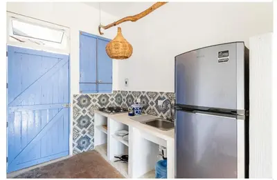 Una cocina o zona de cocina en Palm House - Tropical casita by Surf and Beach