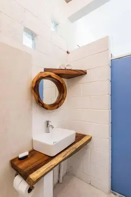 Un baño de Palm House - Tropical casita by Surf and Beach